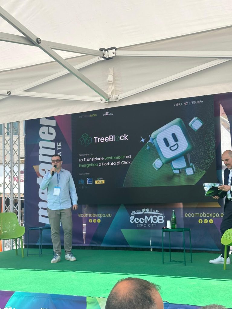 Il CMO di TreeBlock sul palco di Rethink Mob the Infrastructure a Pescara per la Pitch battle, presenta il nostro software TreeBlock One per la gestione della sostenibilità aziendale