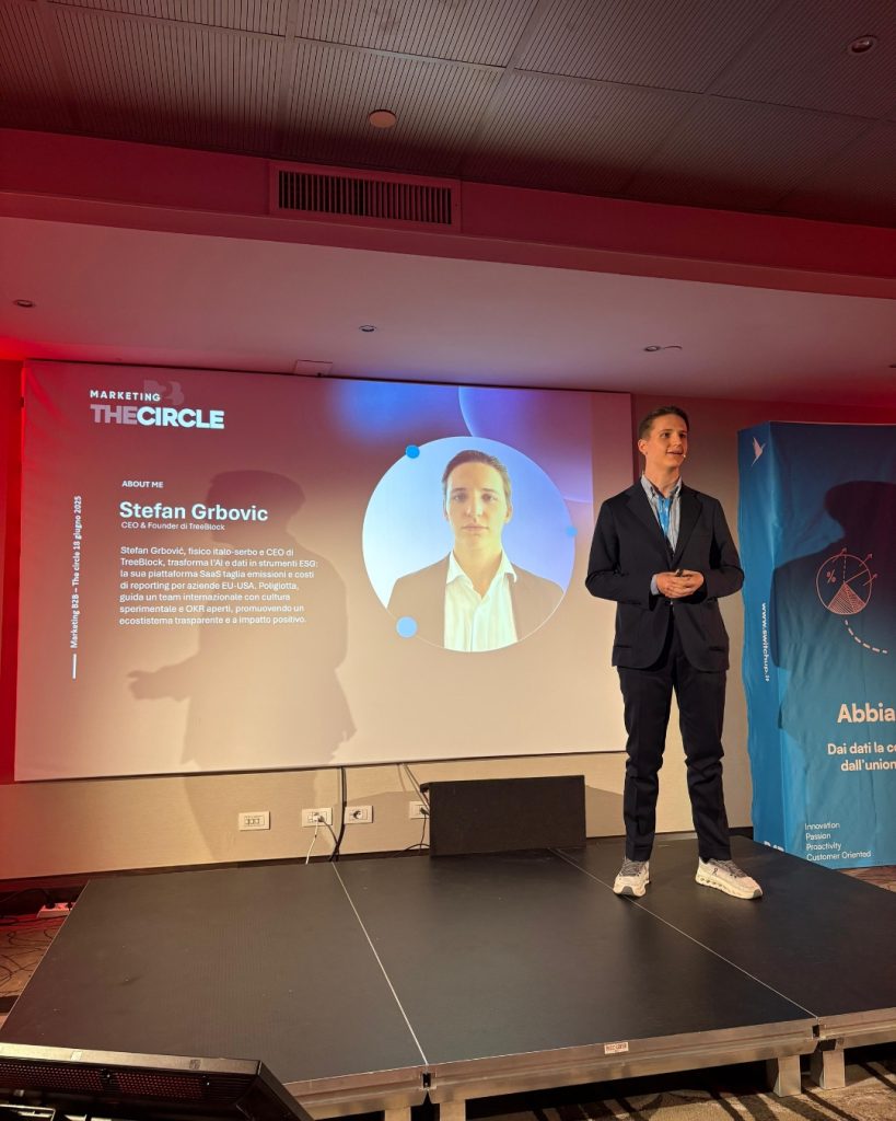 Il CEO di TreeBlock, Stefan Grbović, durante il suo intervento sul palco di Marketing B2B – THE CIRCLE, discutendo di sostenibilità competitiva nel marketing B2B.